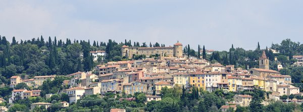 Peut-on organiser des vacances en Provence avec des ateliers de cuisine et des visites de vignobles?